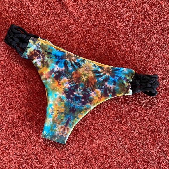 Reversible tie-dye bikini bottoms with crocheted sides S - Picture 2 of 4